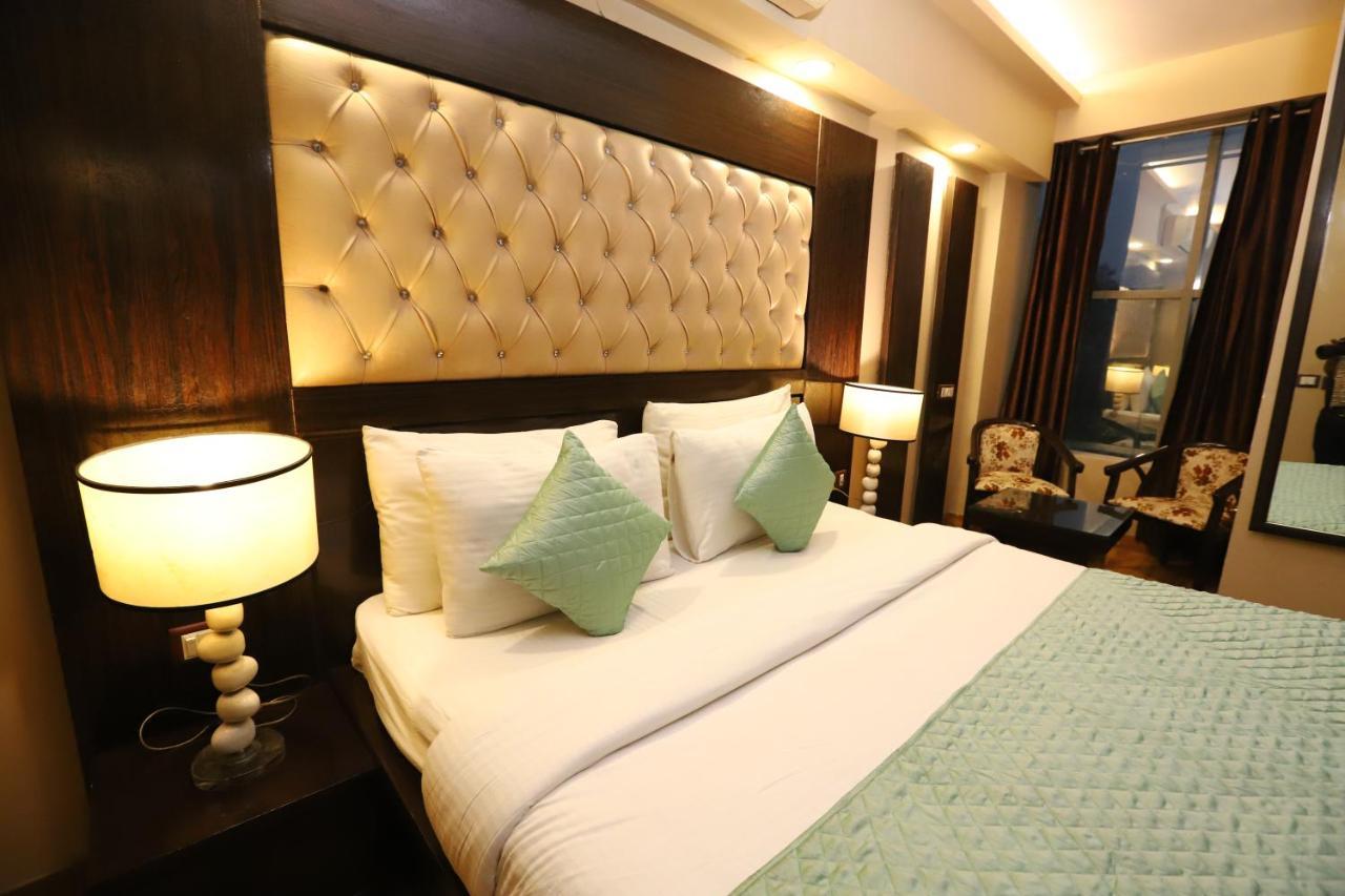 The Palm Spring A Boutique Hotel Naraina New Delhi Exterior photo